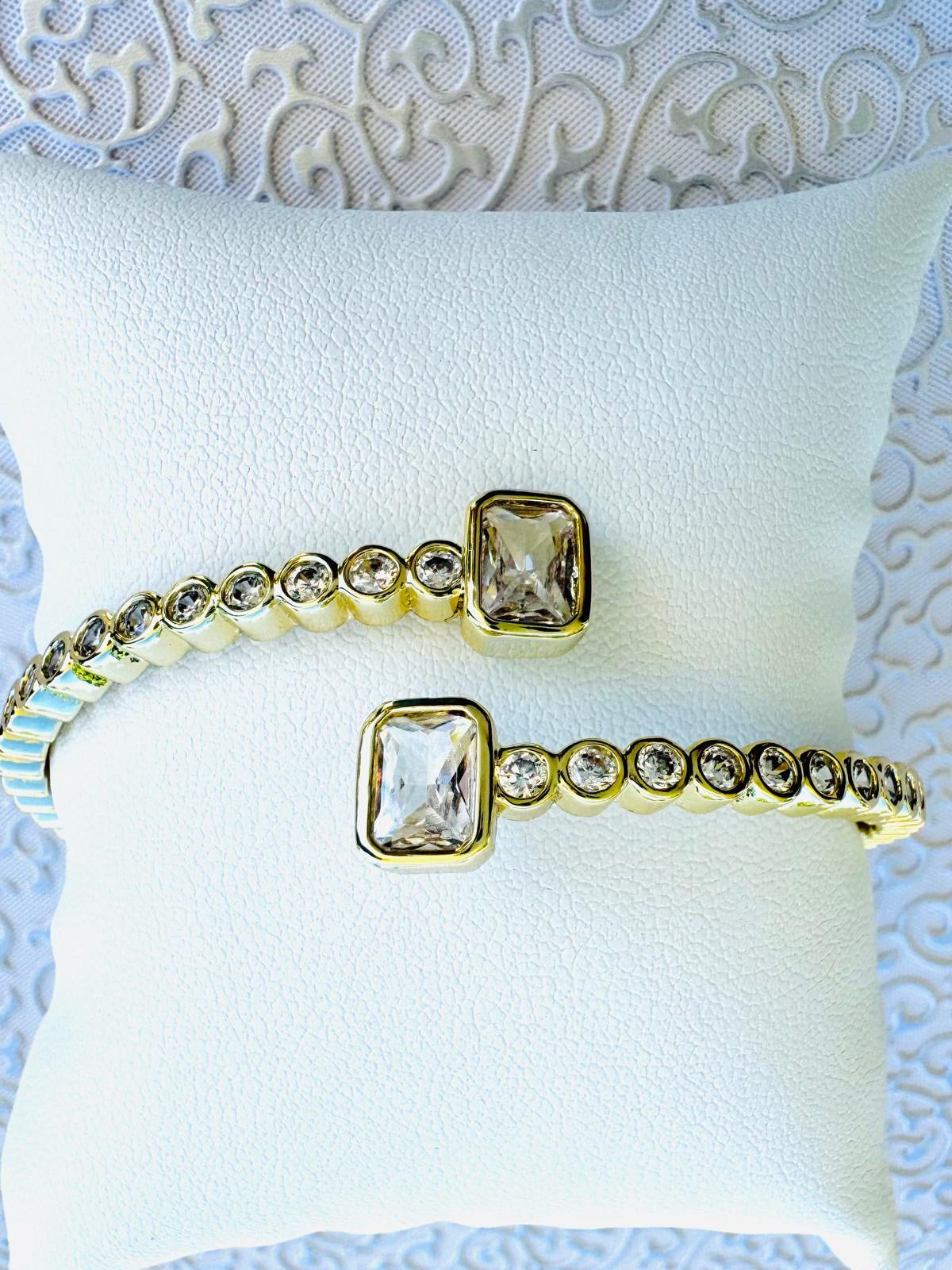 Hermoso Brazalete (Bangle) con circonias