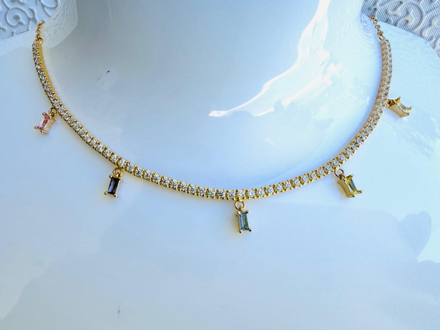 Hermoso Collar Con Pequeñas Pierdas de Colores