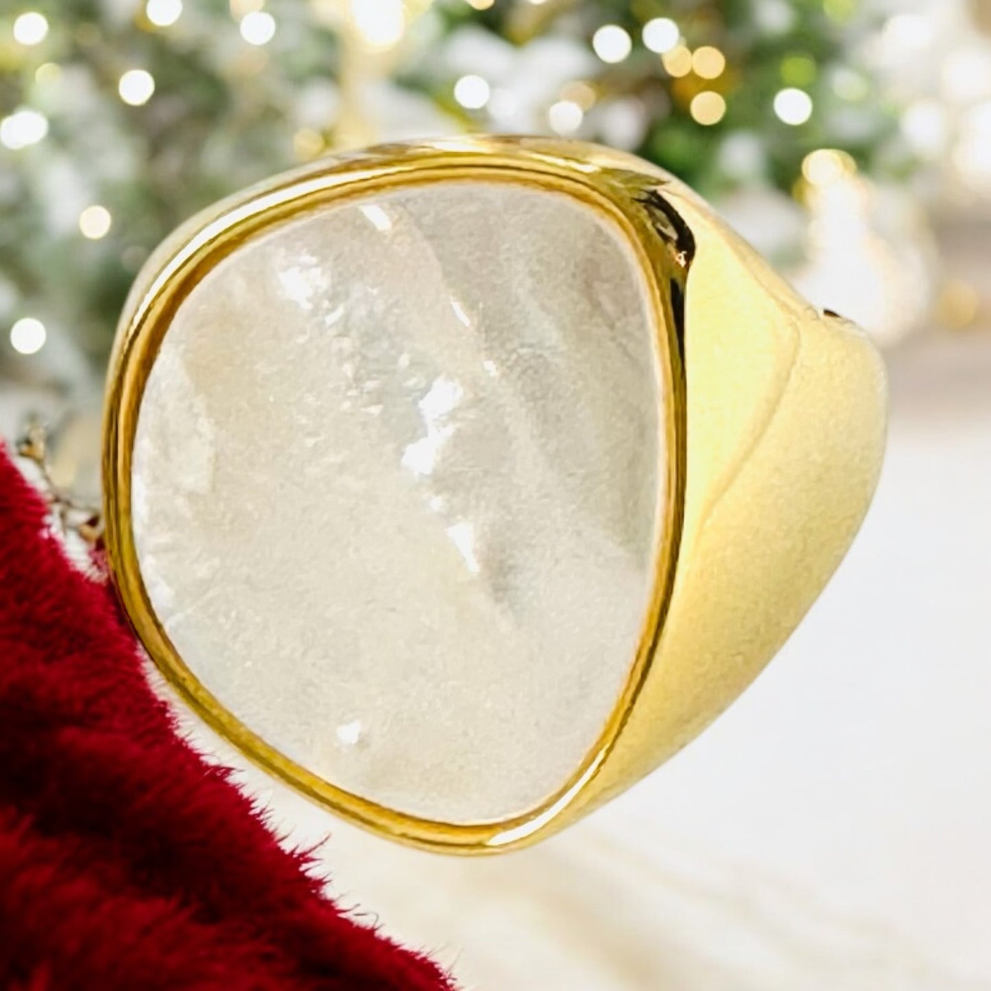 Anillo Dorado con Pierdra Nacar