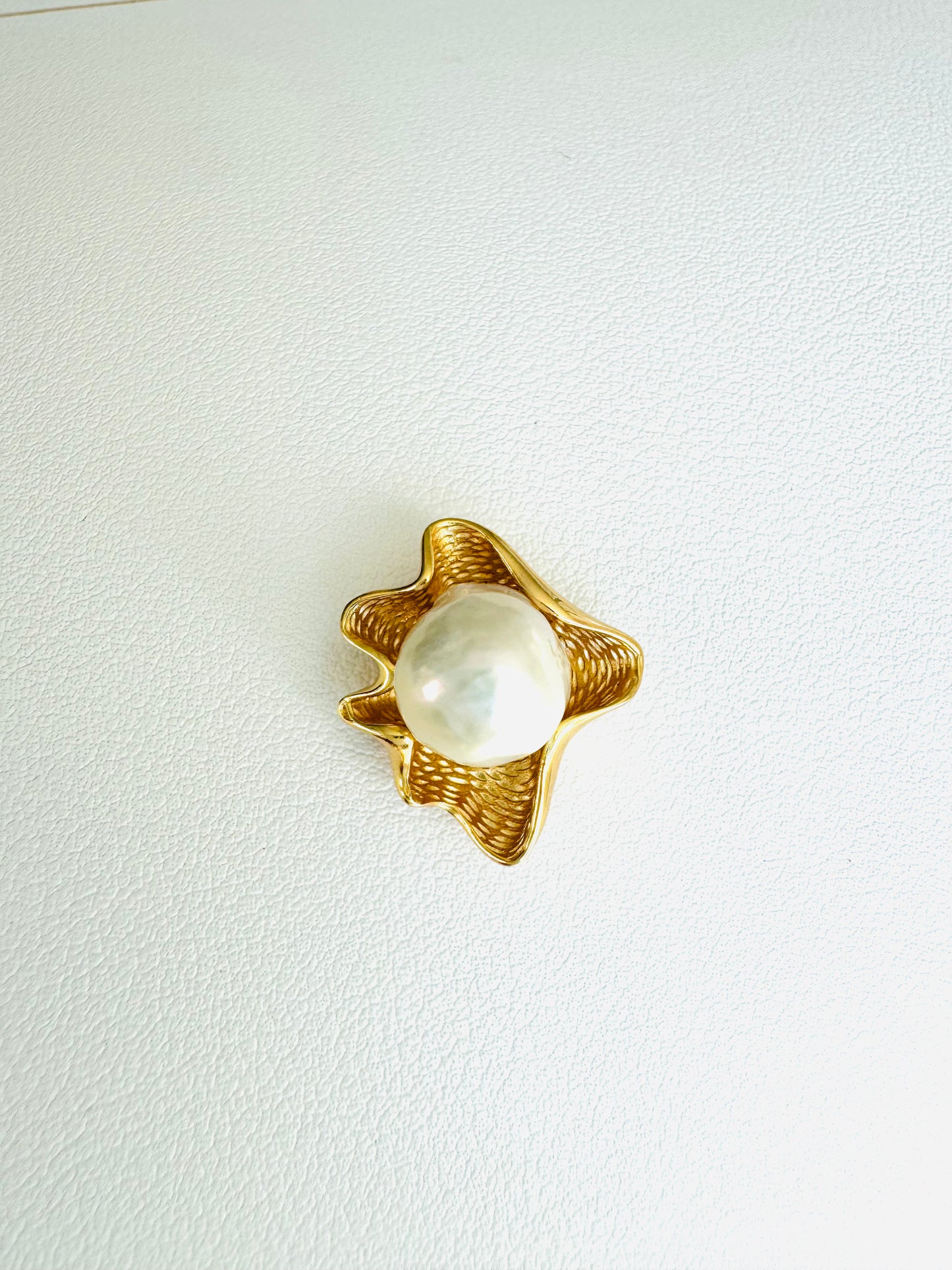 Colgante de Concha de Mar con Perla de agua Dulce