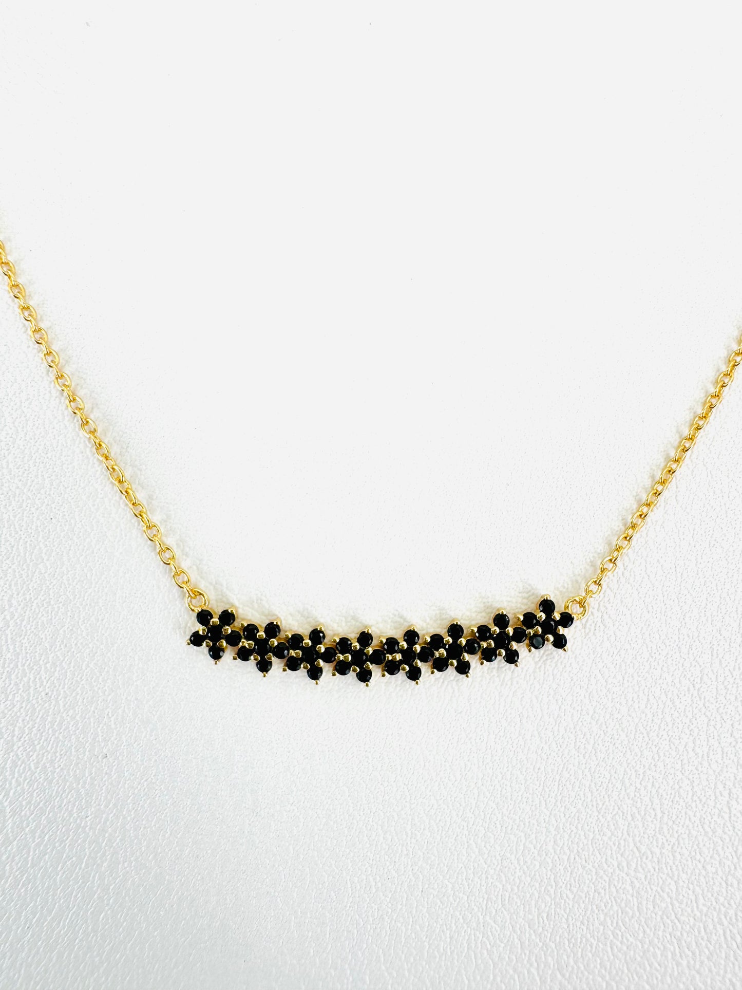 Collar con flores formadas por piedras color negra