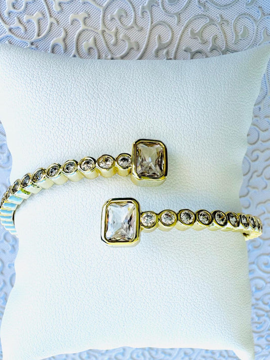 Hermoso Brazalete (Bangle) con circonias