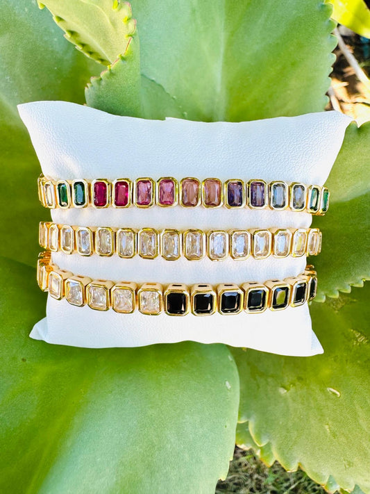 Brazalete con piedras sintéticas