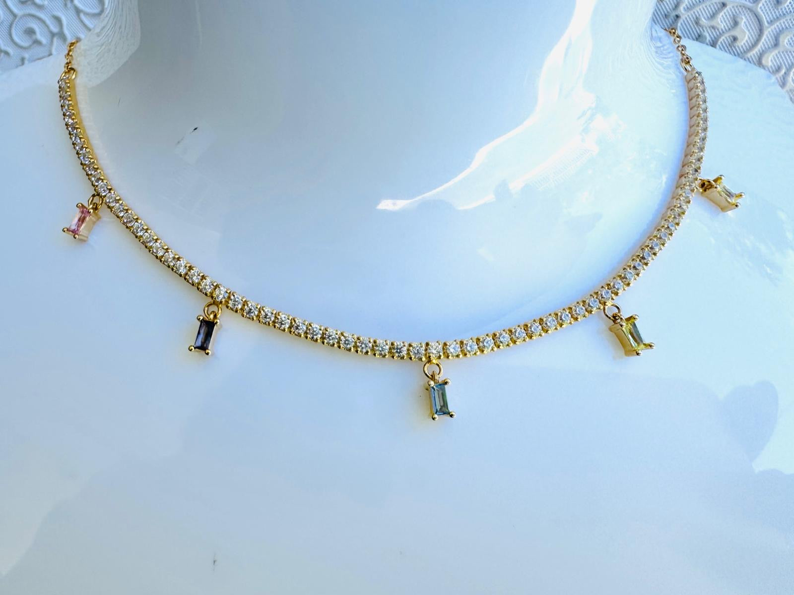 Hermoso Collar Con Pequeñas Pierdas de Colores