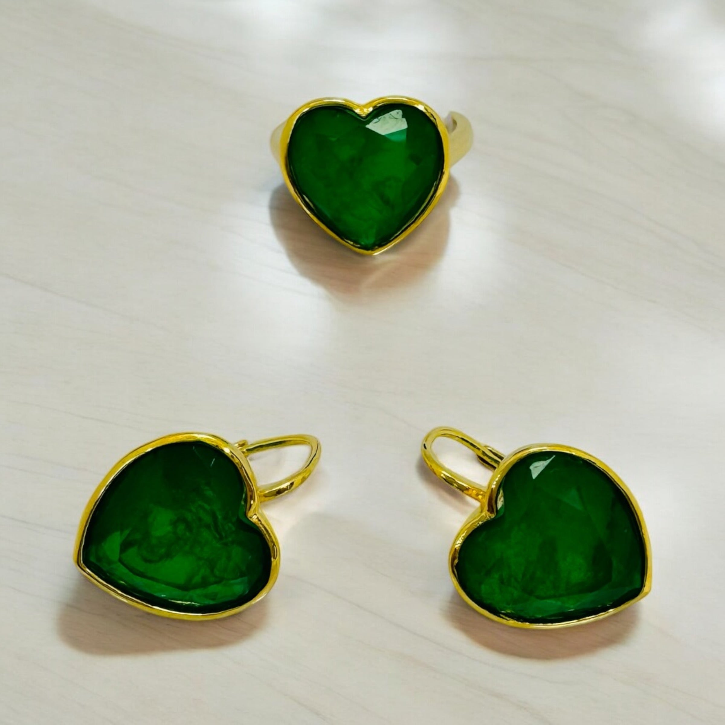 Conjunto de Aretes y Anillo, Corazón con piedra Color Verde Esmeralda