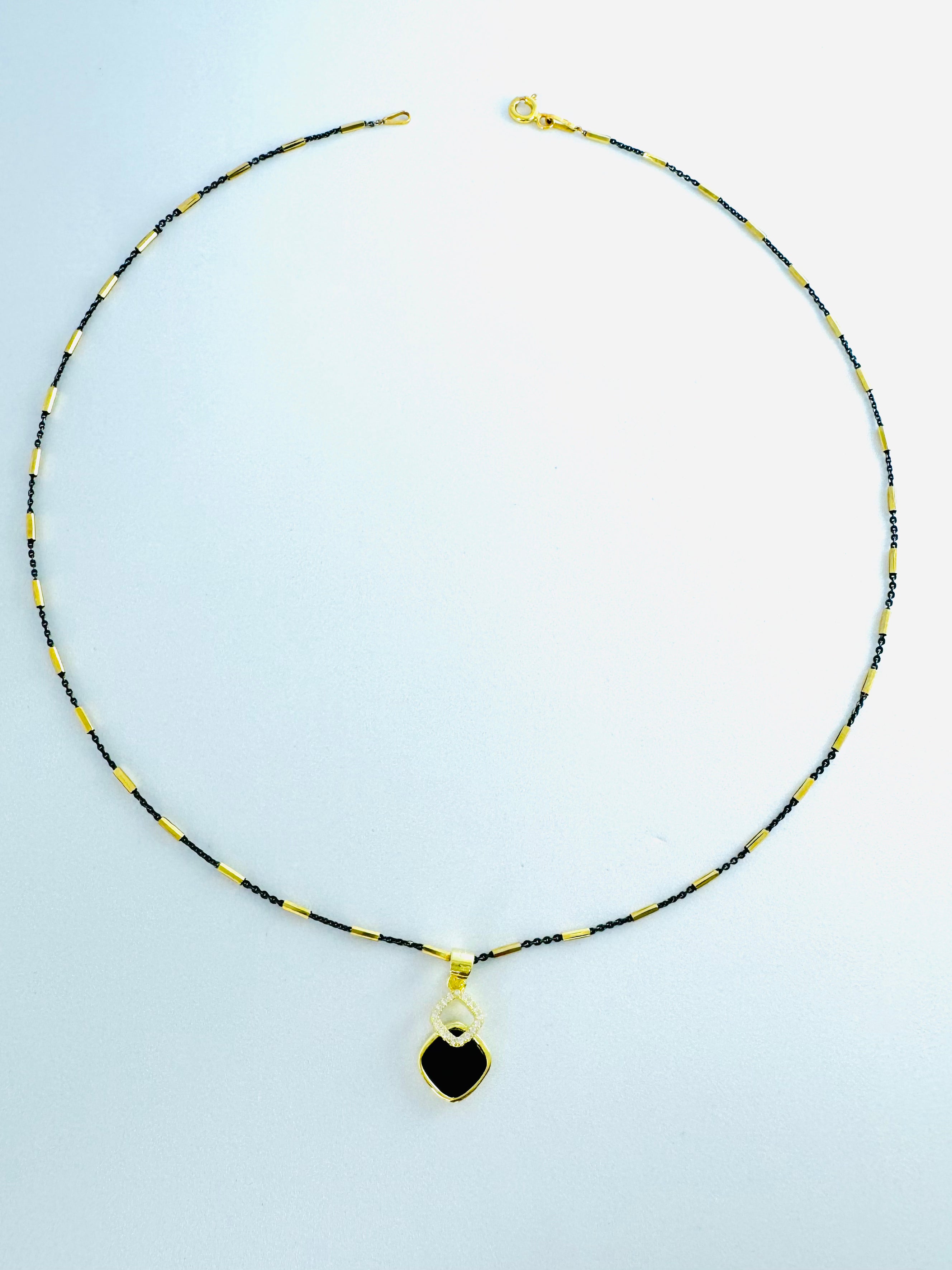 Cadena Negra Y Dorada Con Charms Piedra Negra