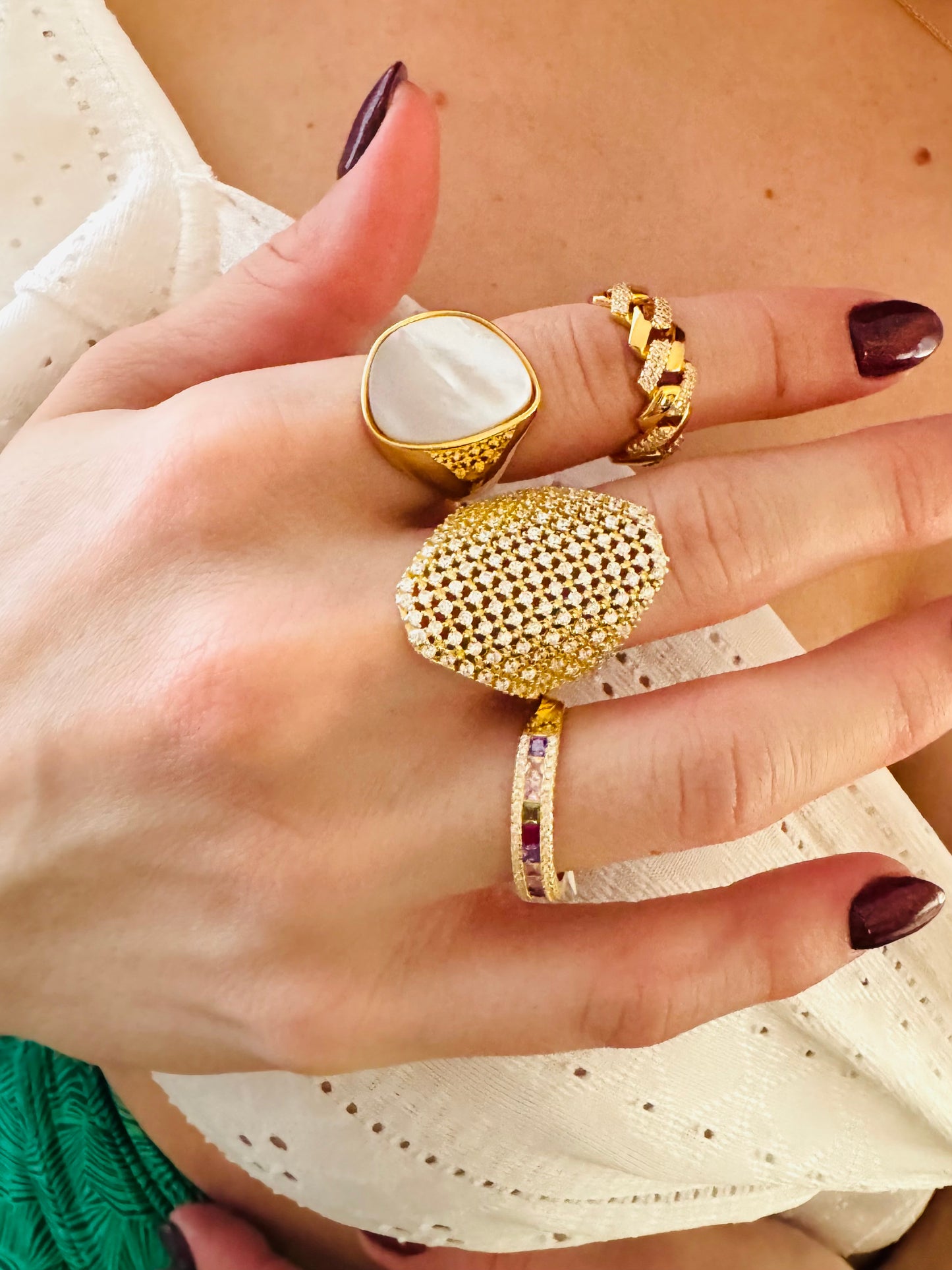 Anillo de Eslabones Color Dorado, con Circonia