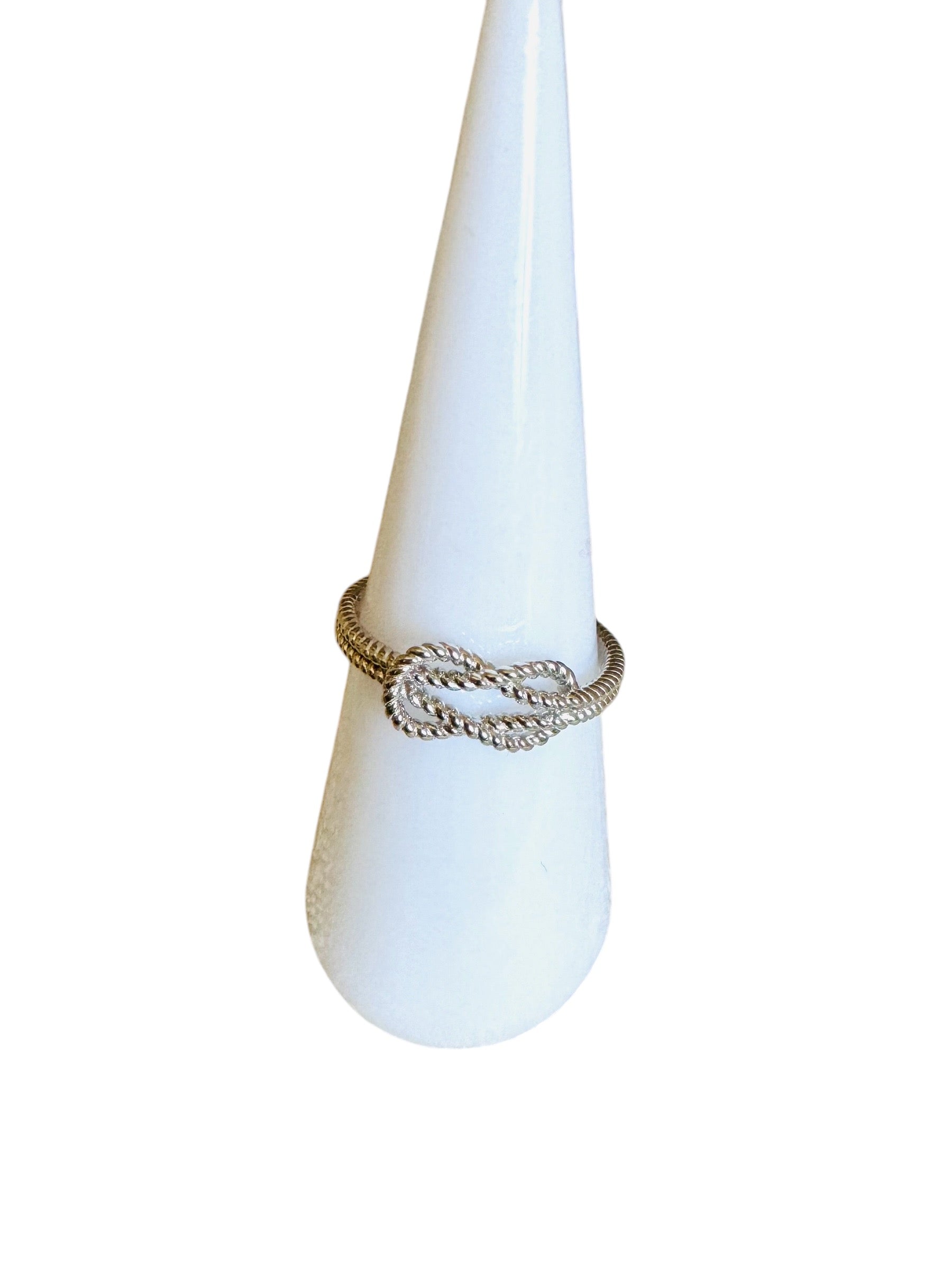 Anillo con Diseño Entrelazado