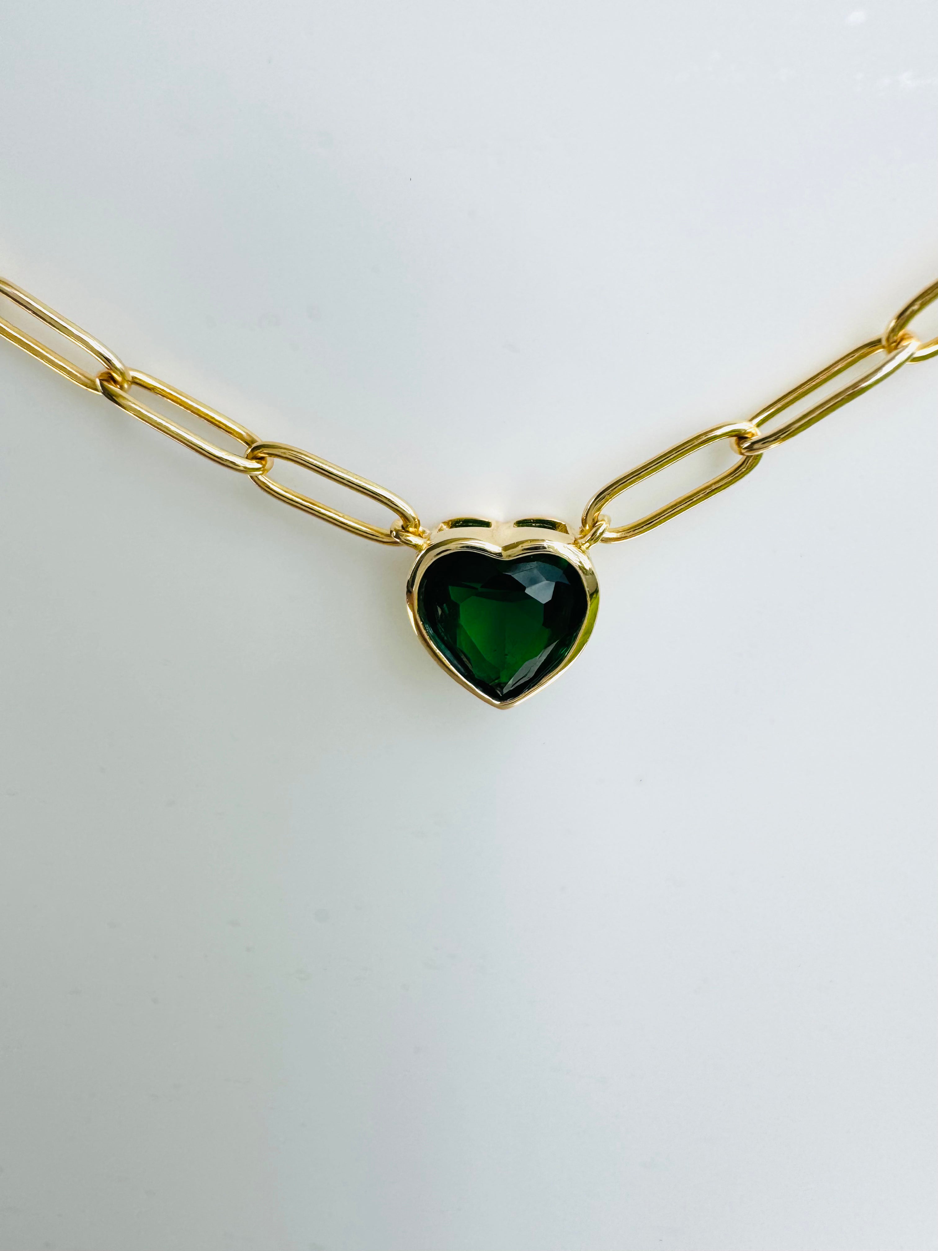 Collar de Corazon con piedra verde Color Esmeralda