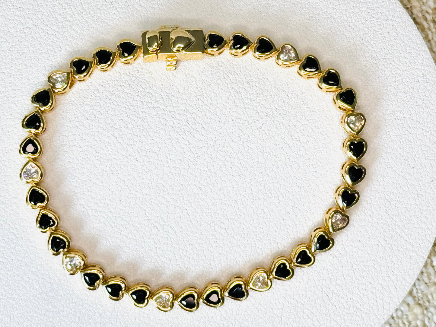 "Tennis Bracelet" de Corazones con piedras Negros y Blancas (Clear)