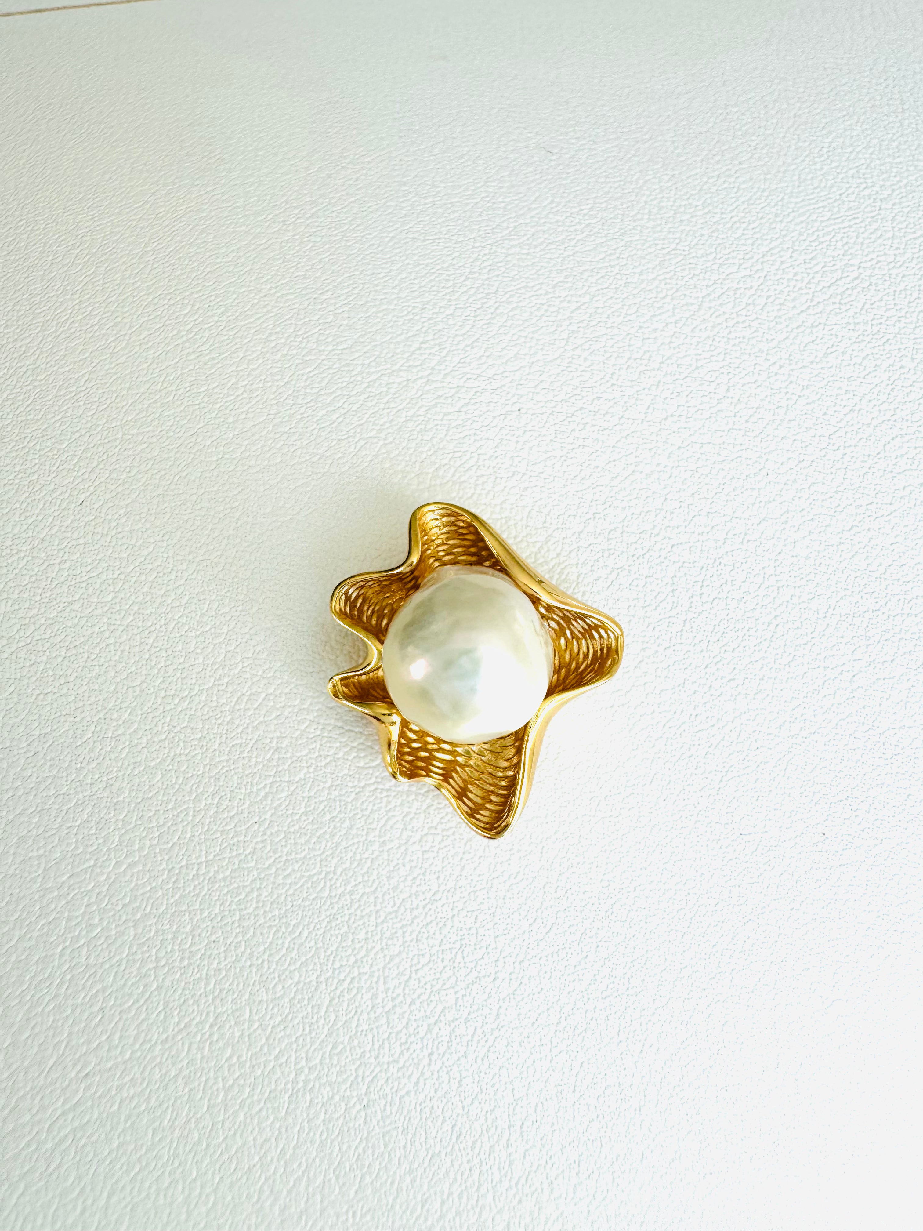 Colgante de Concha de Mar con Perla de agua Dulce