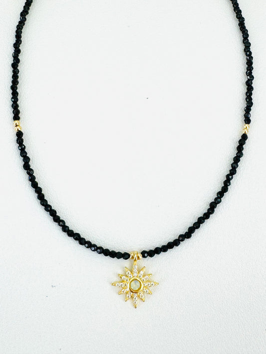 Collar de piedras naturales negras con colgante de Sol