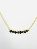 Collar con flores formadas por piedras color negra
