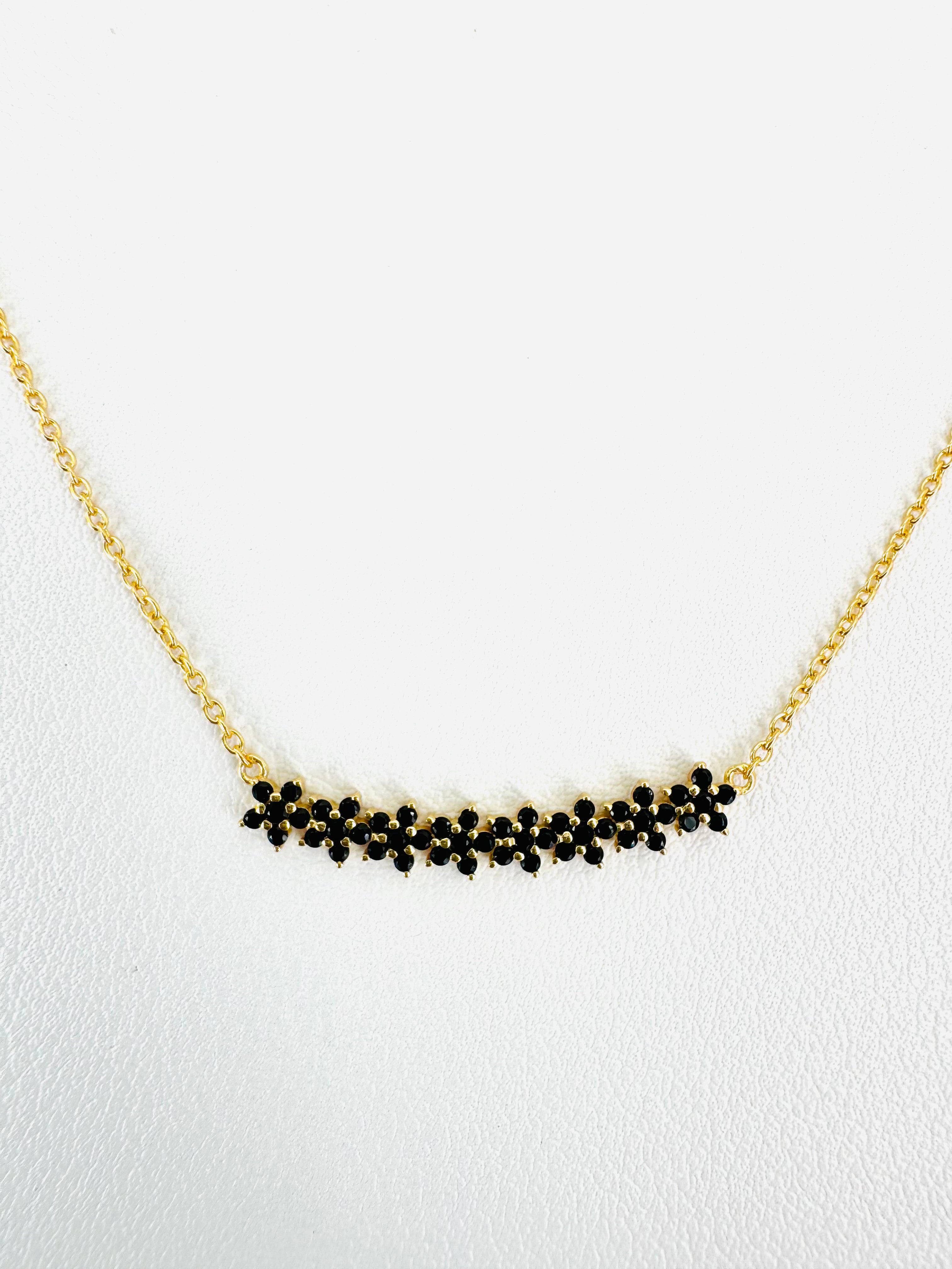 Collar con flores formadas por piedras color negra