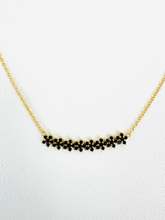 Collar con flores formadas por piedras color negra