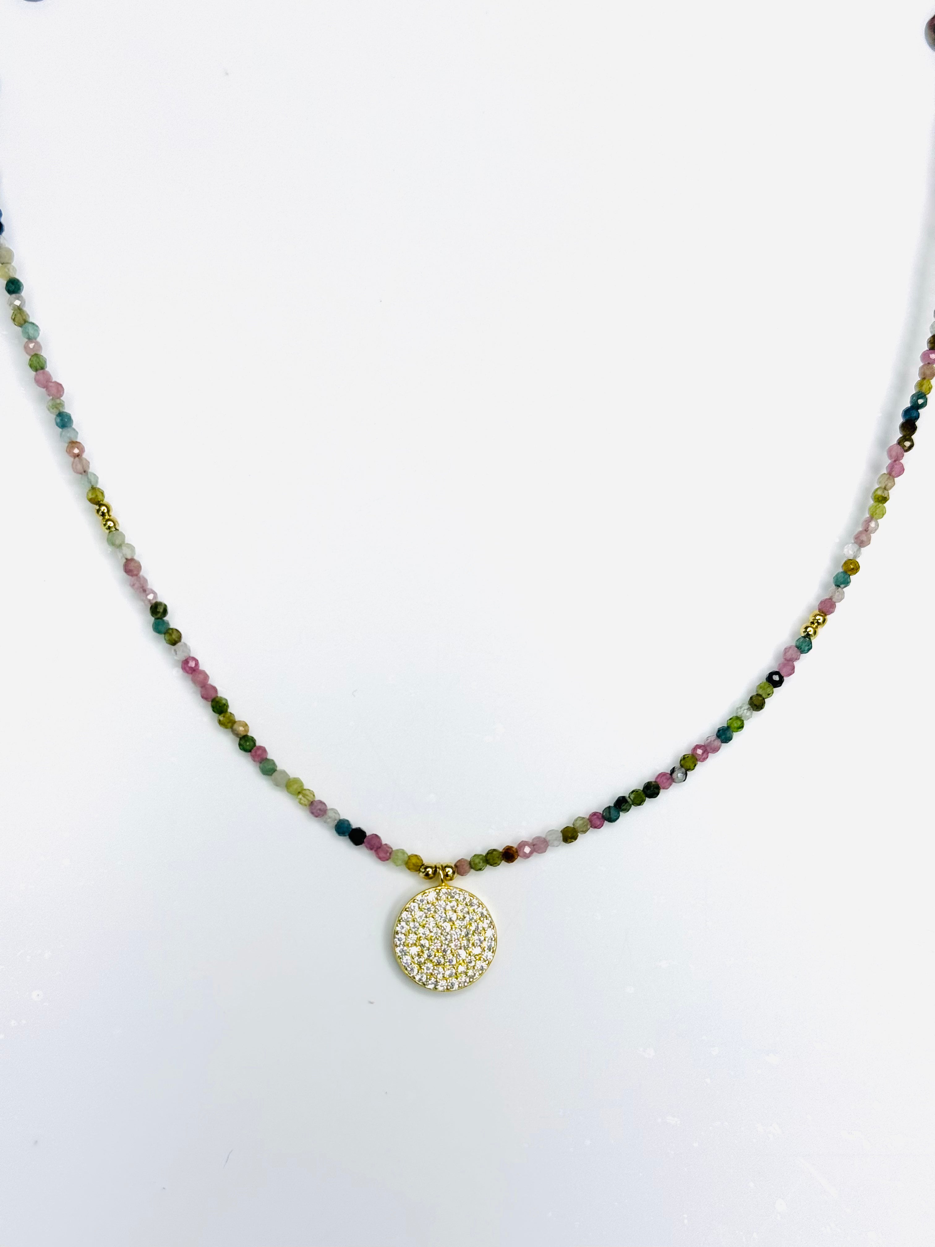 Collar Piedras Multicolor Con Medalla Pave