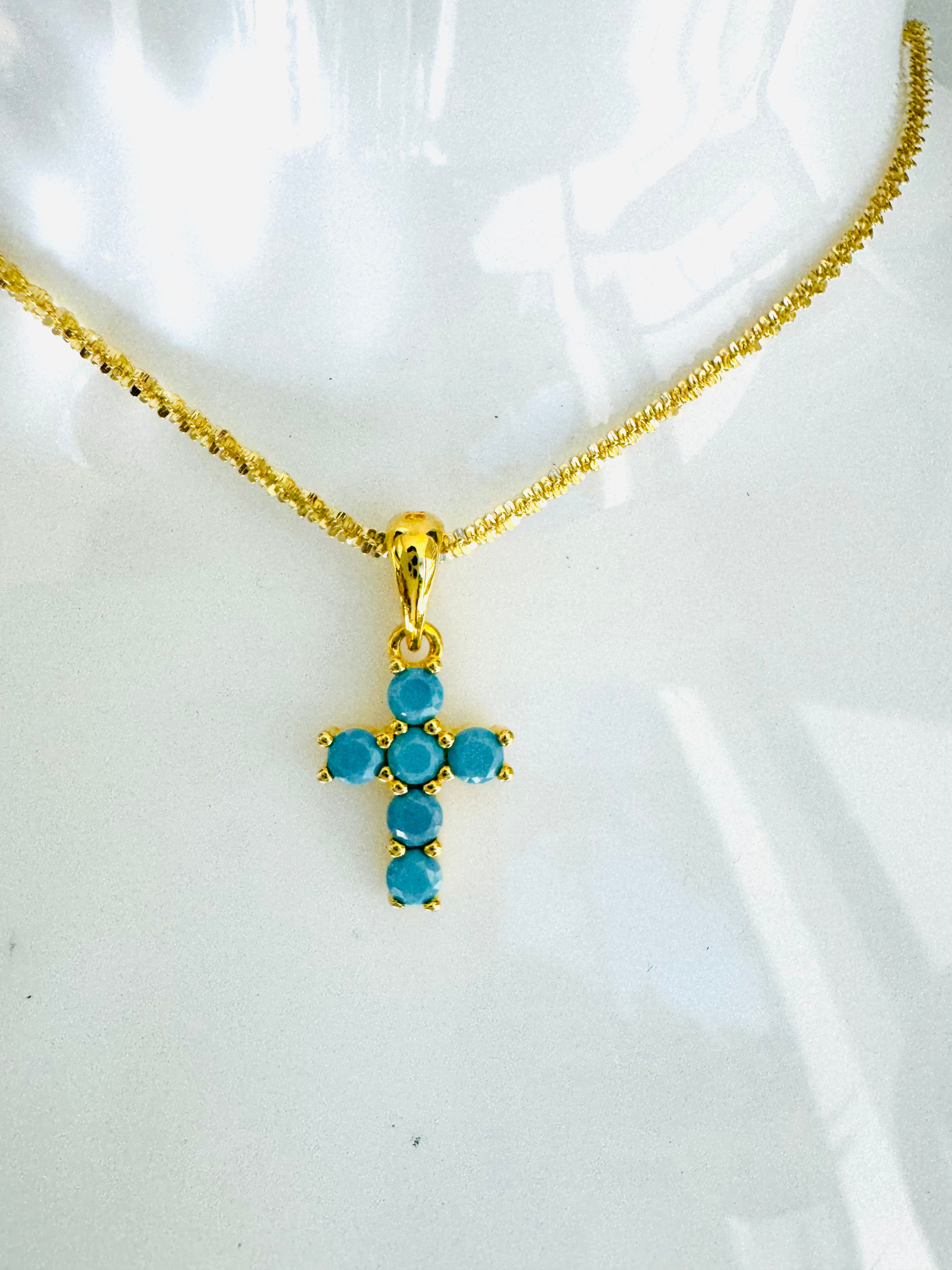 Hermosa Cadena en Espiral con Colgante de Cruz con Piedras Turquesa