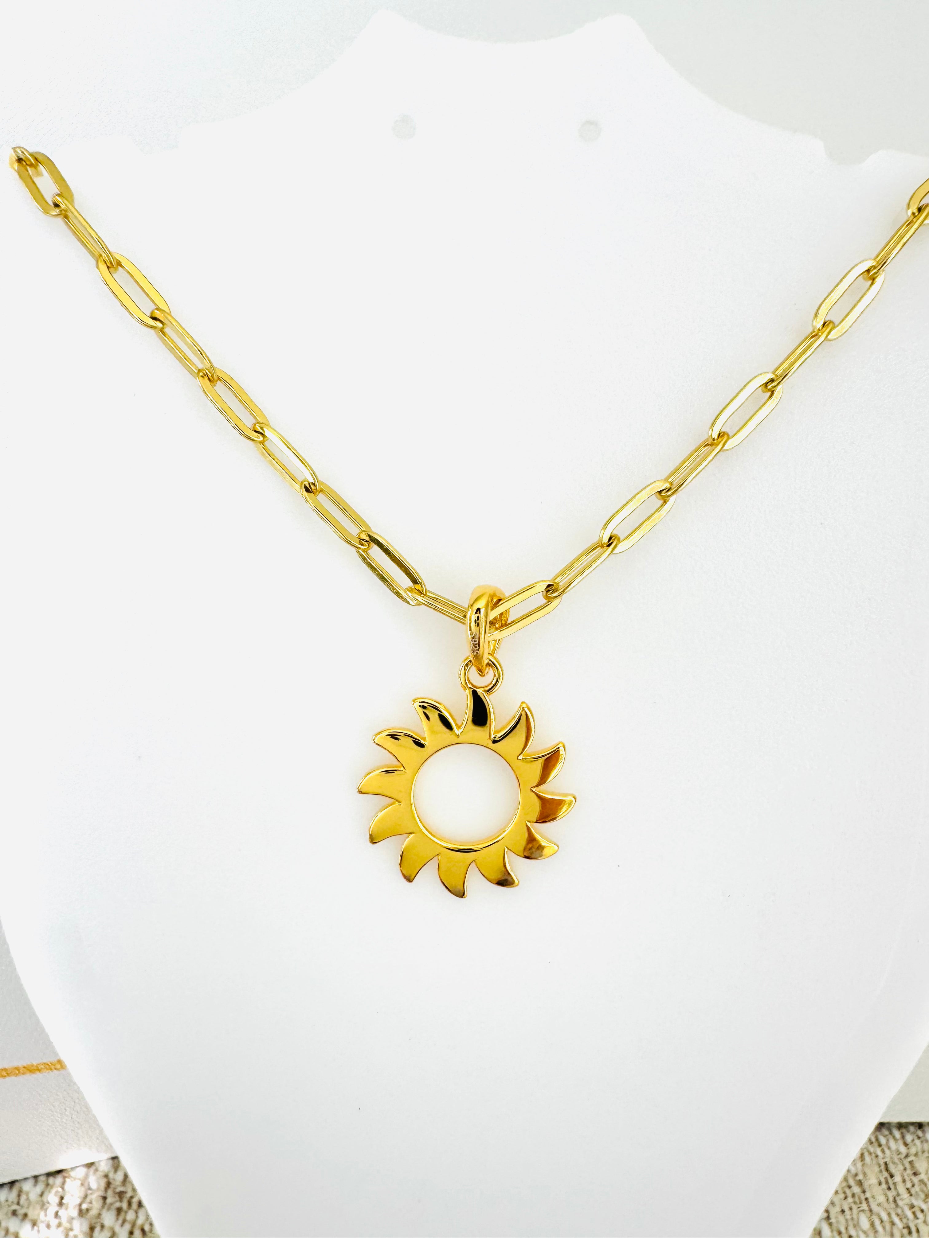 Cadena Con Medalla En Forma De Sol