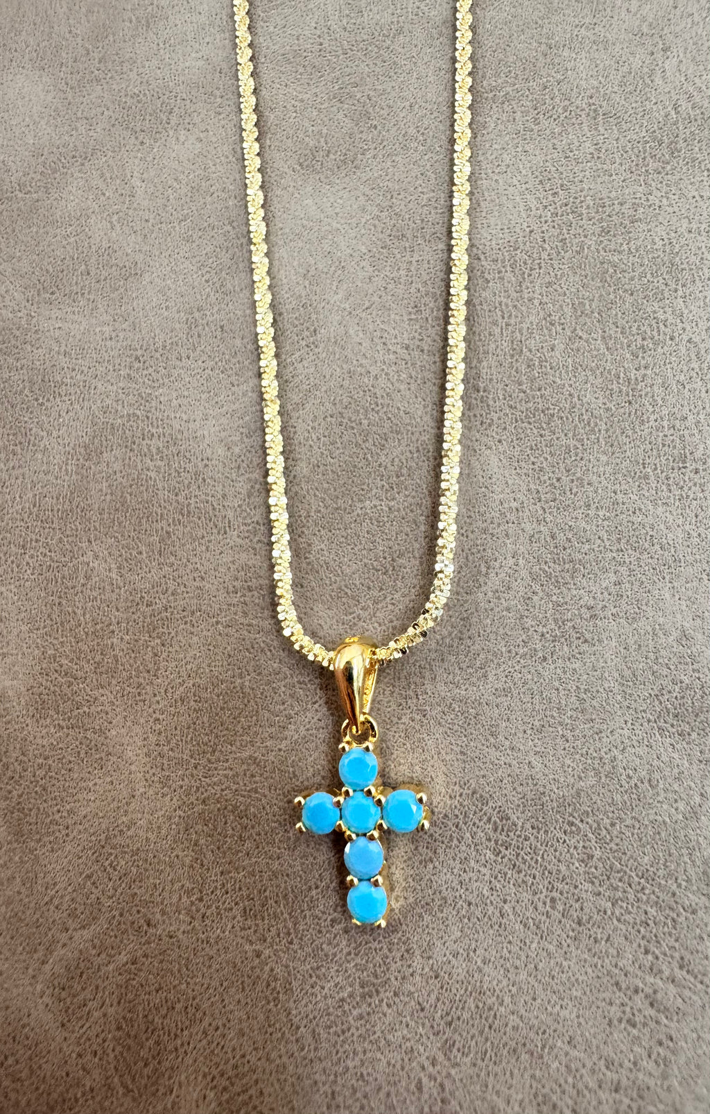 Hermosa Cadena en Espiral con Colgante de Cruz con Piedras Turquesa