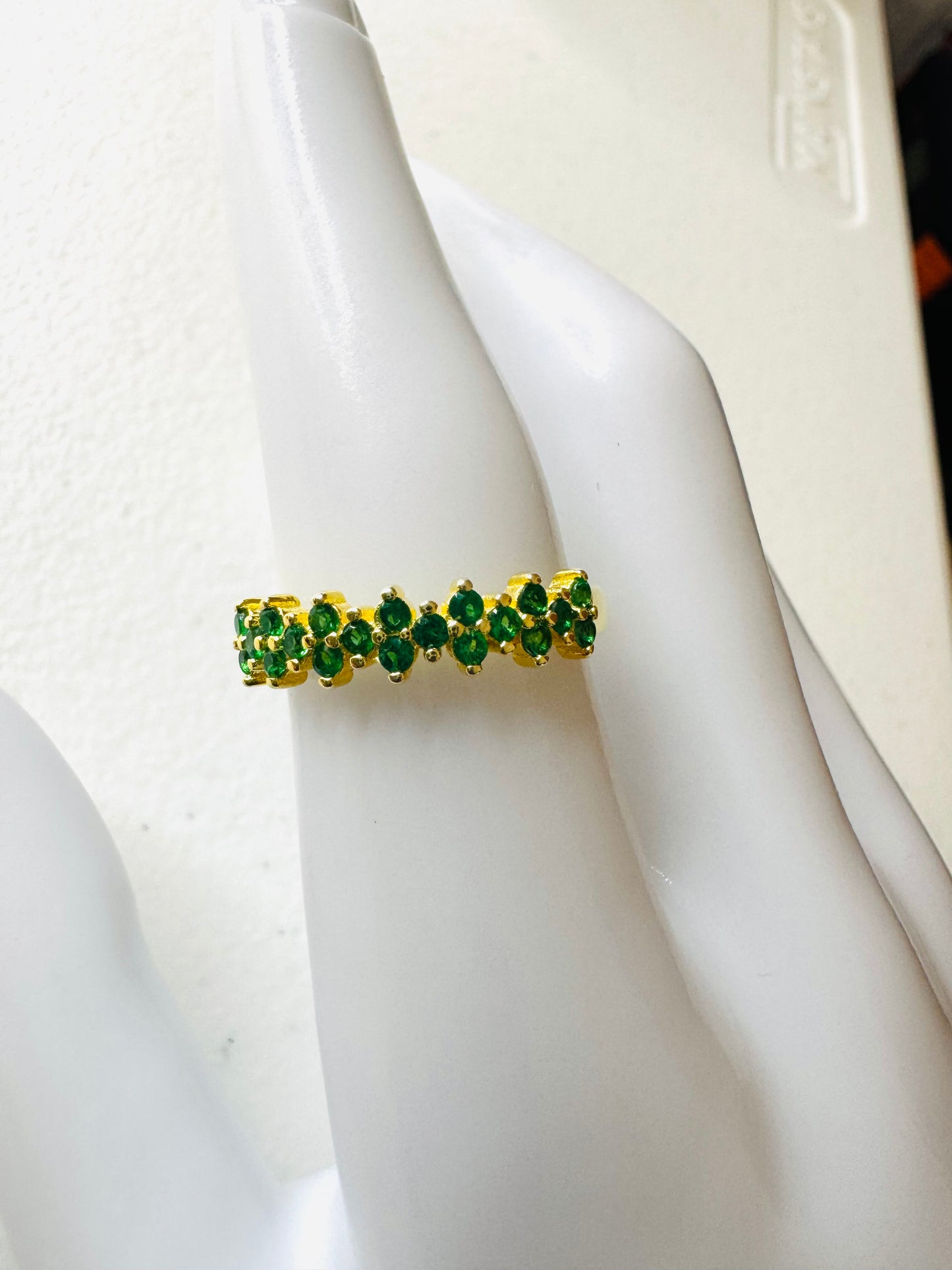Anillo Con Piedras Verdes