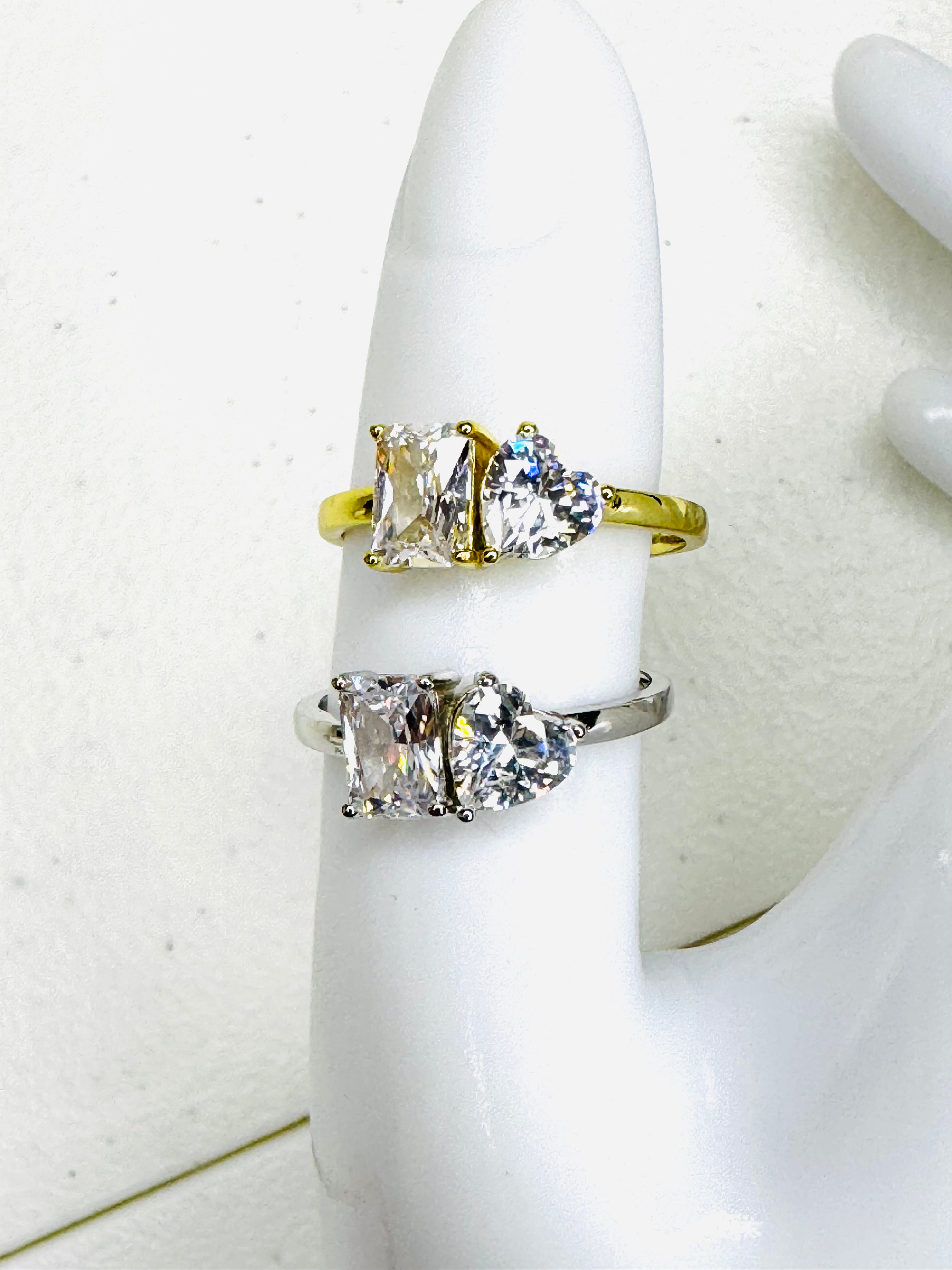 Anillo con Zirconia ,Forma De Corazon y Corte Esmeralda