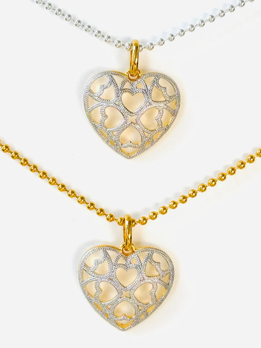 Medalla En Forma De Corazón Con Corazones Calados