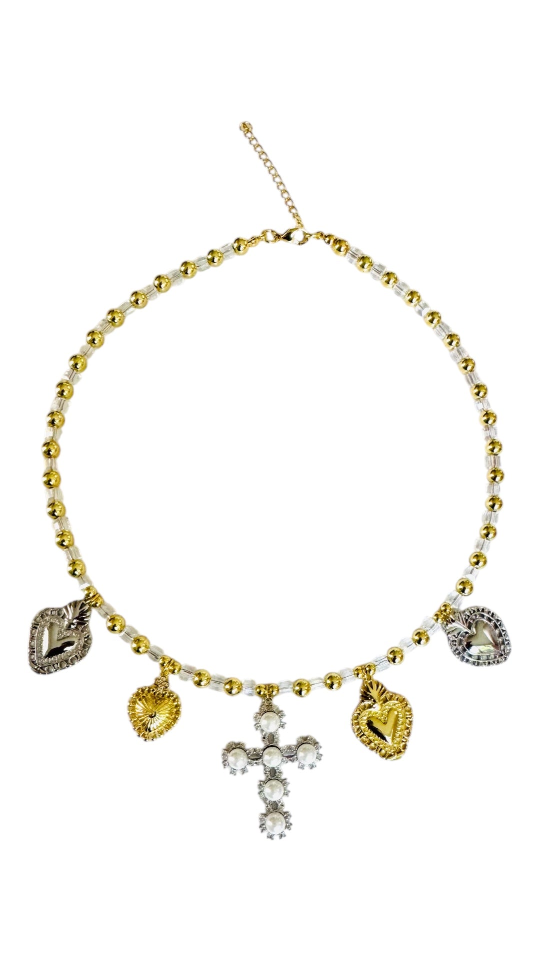 Collar Con Colgantes De Corazones Dos Tonos Y Cruz Con Perlas